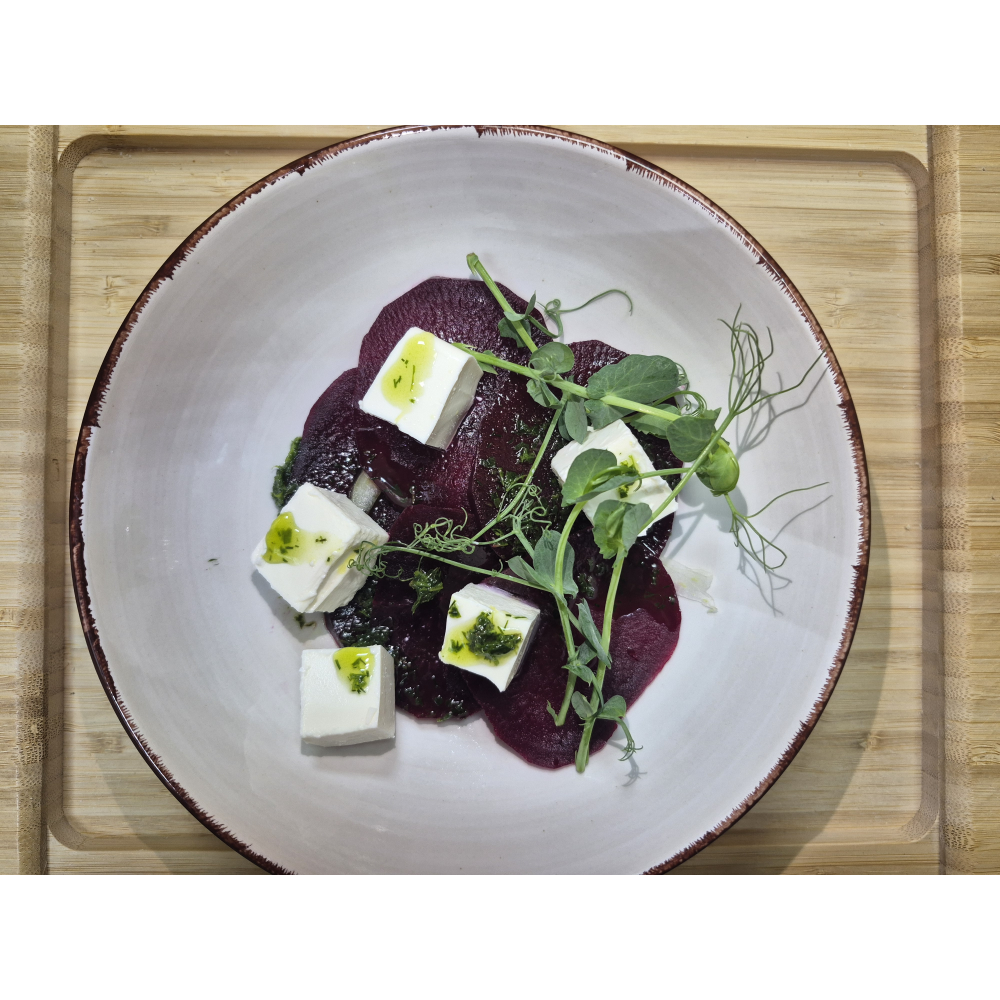 Салат с печеной свеклой, сыром Фета и соусом песто