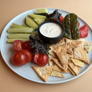 Овощное плато с соусом блю чиз